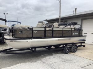 Read more about the article Why Anglers Are Choosing Landau Center Console Fishing Tritoons