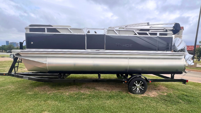19 Foot Pontoon Boat for Smaller Lakes and tighter spaces on the water