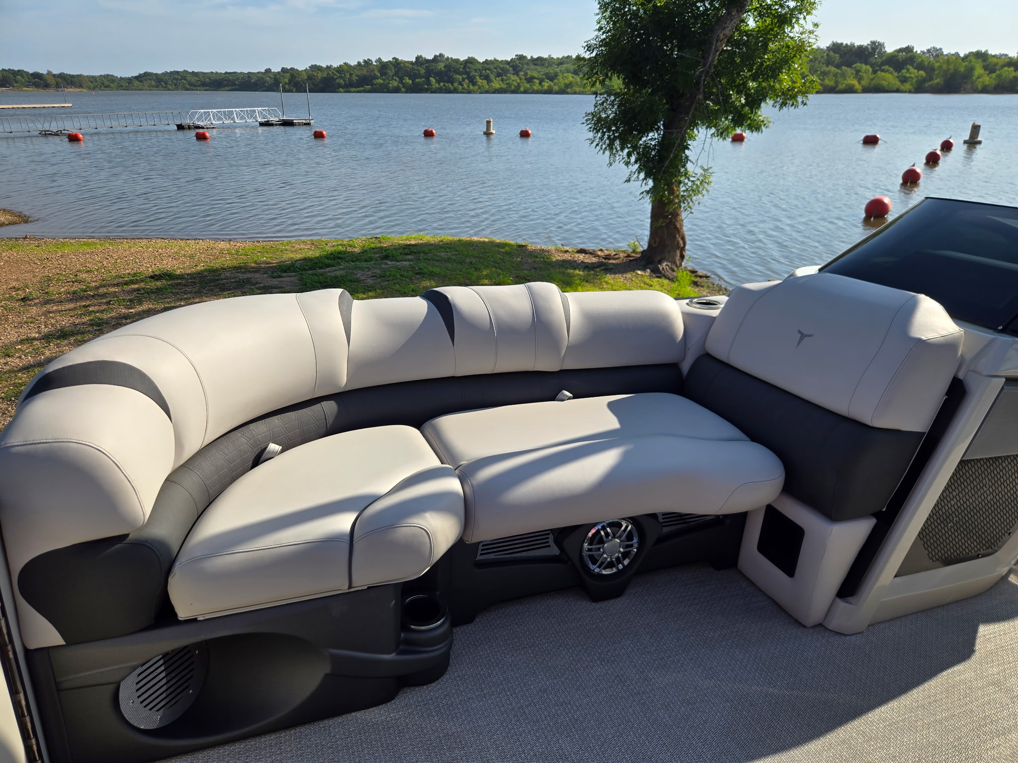 2024 Tahoe Cascade 2585 EL Windshield Pontoon