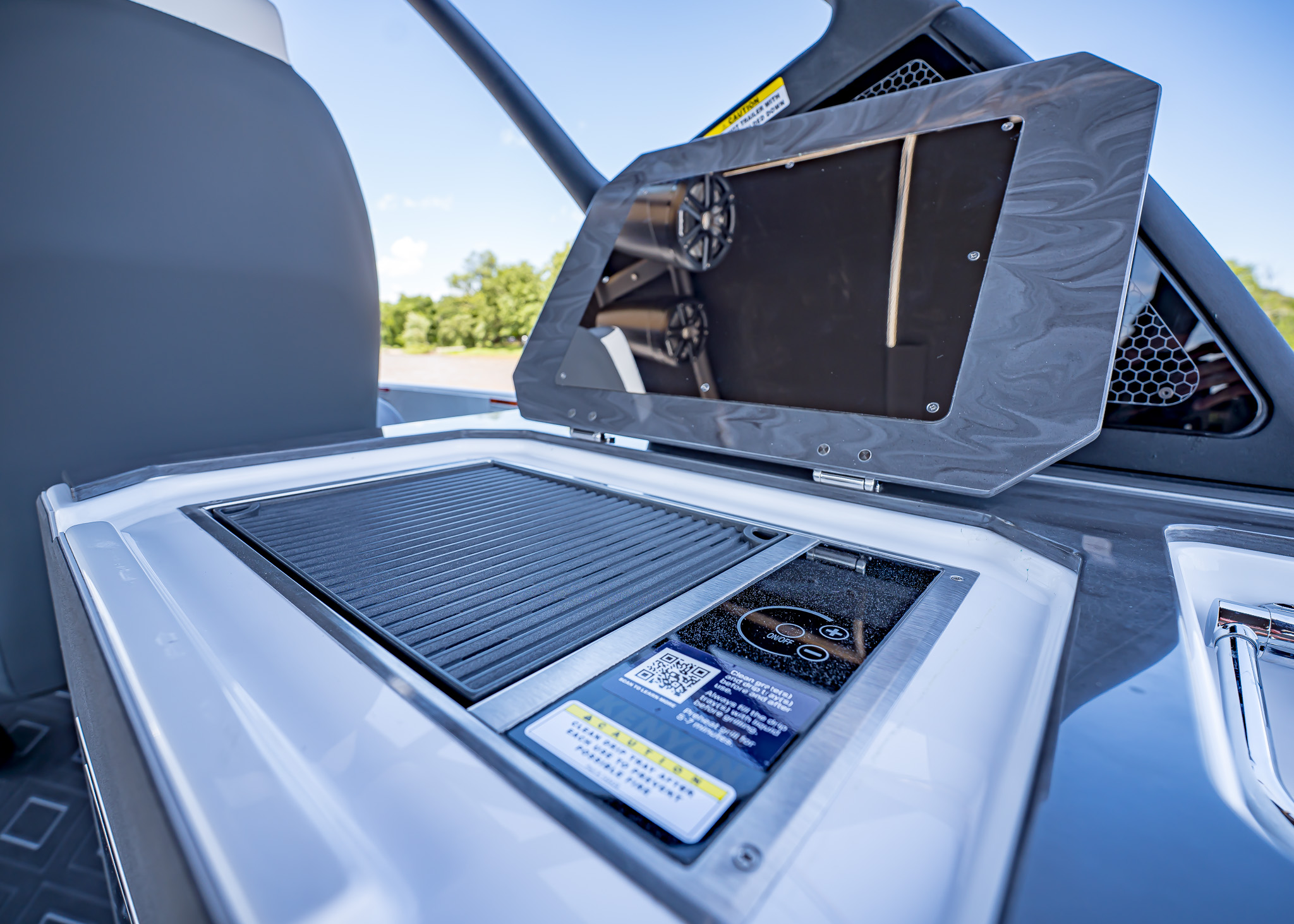 2025 Paradigm 266 SL Surf Snow White Surf Boat