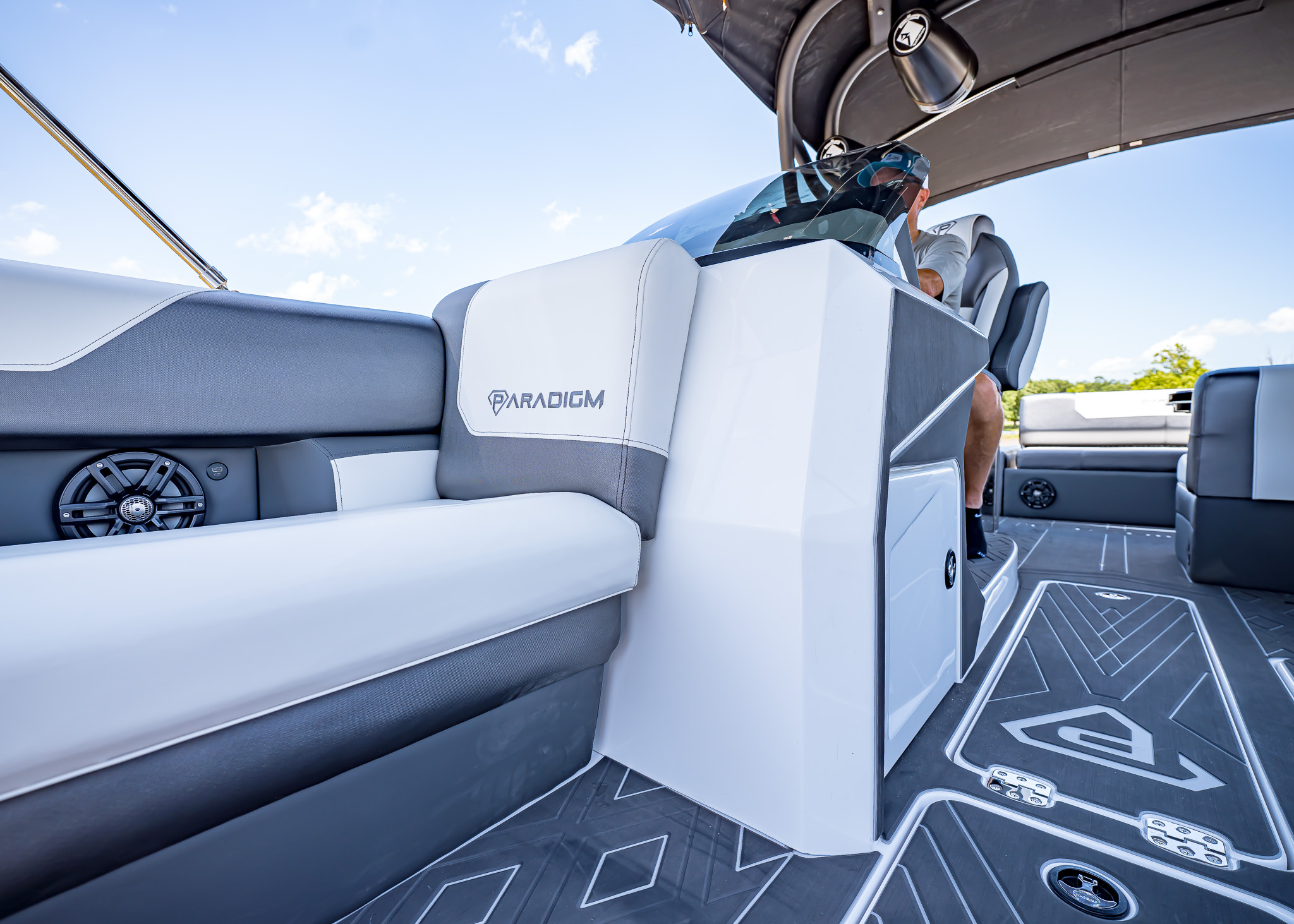 2025 Paradigm 266 SL Surf Snow White Surf Boat