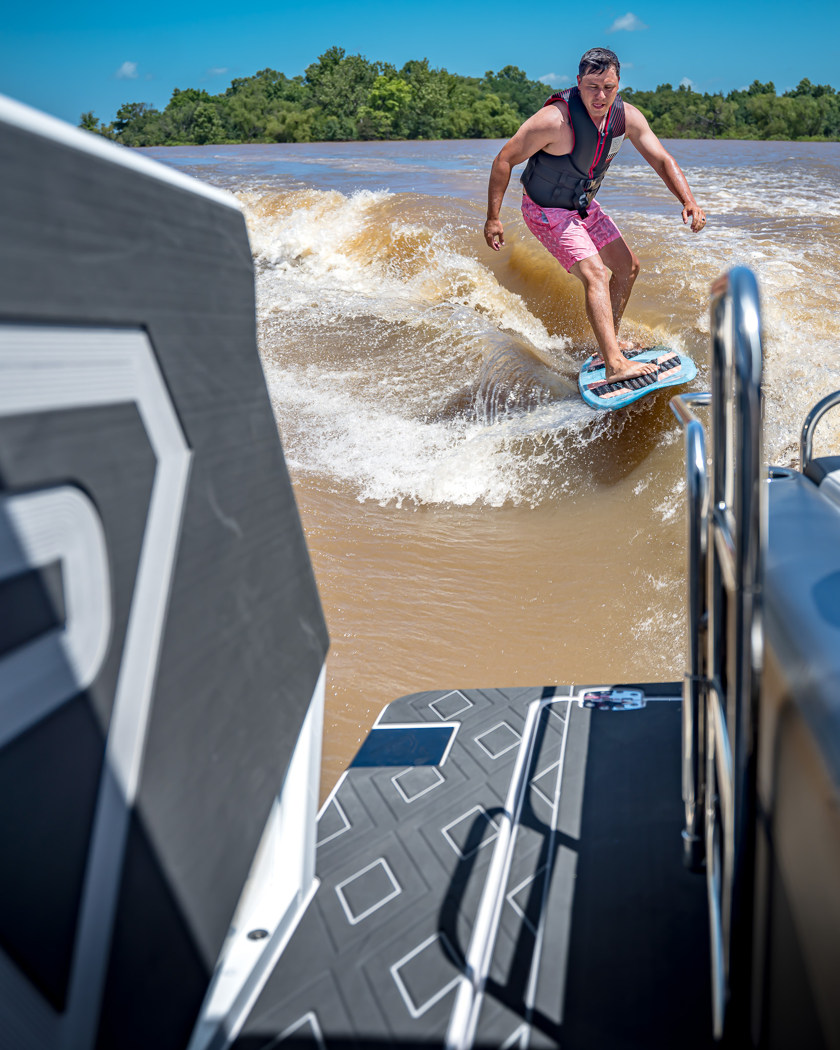 2025 Paradigm 266 SL Surf Snow White Surf Boat