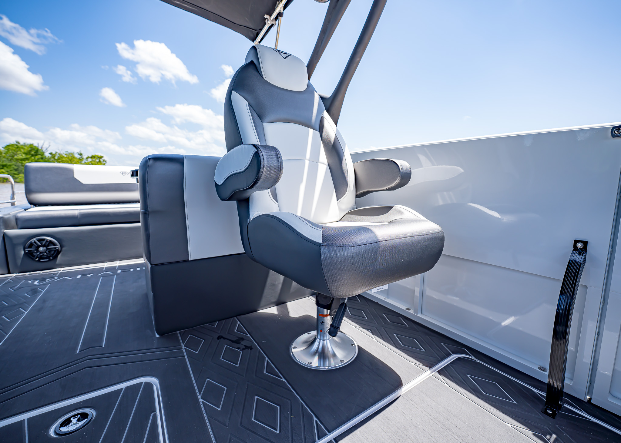 2025 Paradigm 266 SL Surf Snow White Surf Boat