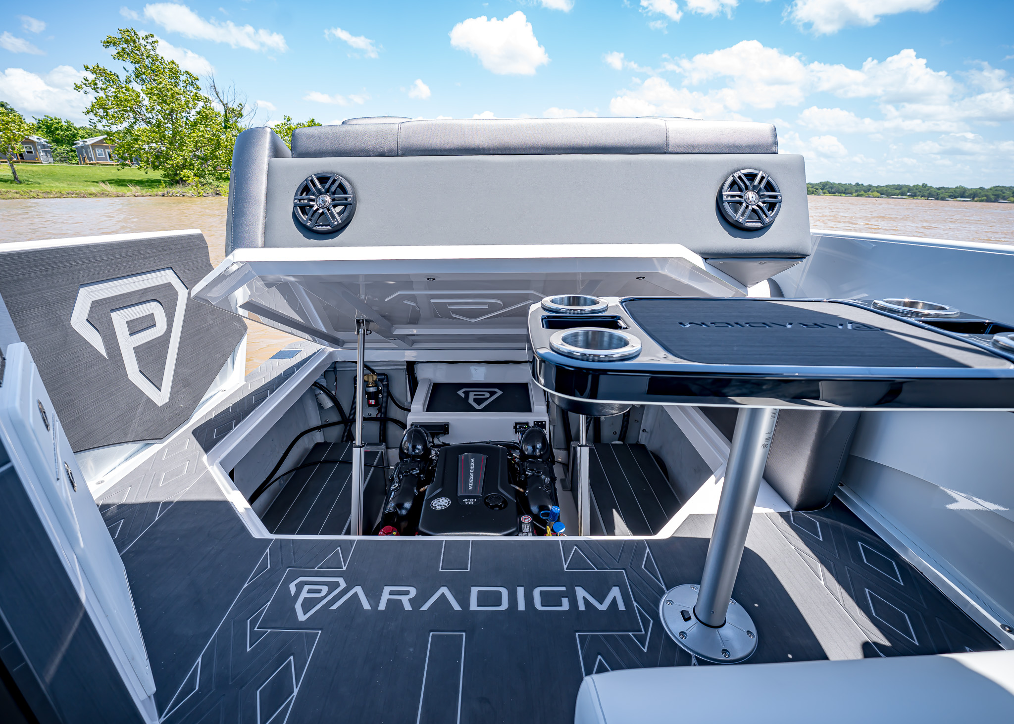 2025 Paradigm 266 SL Surf Snow White Surf Boat