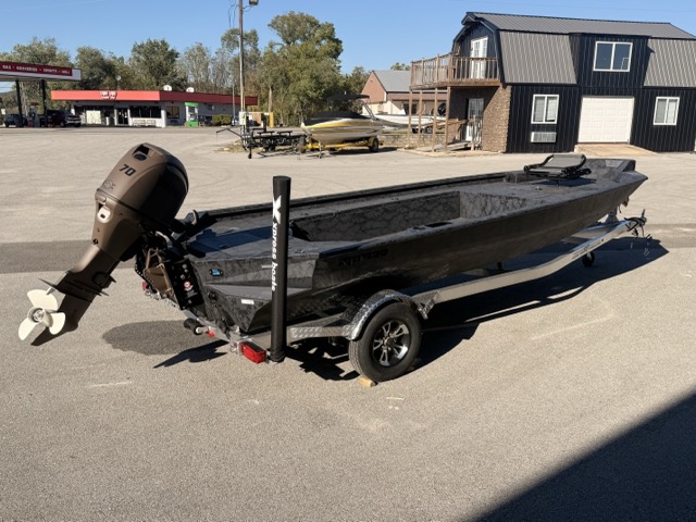 2027 Xpress X18DB Fishing Boat