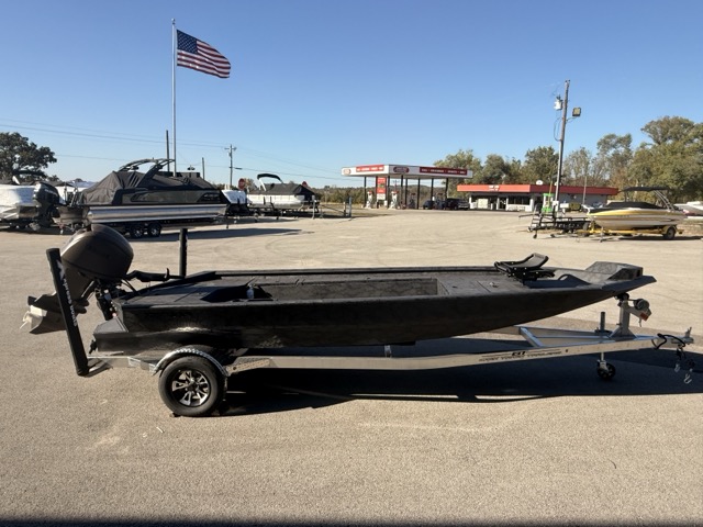 2027 Xpress X18DB Fishing Boat